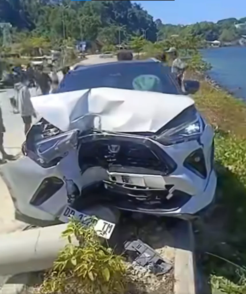 Wanita Pengemudi Mobil Hantam Tiang Listrik di Jalan Poros Kendari – Toronipa, Diduga Akibat Microsleep