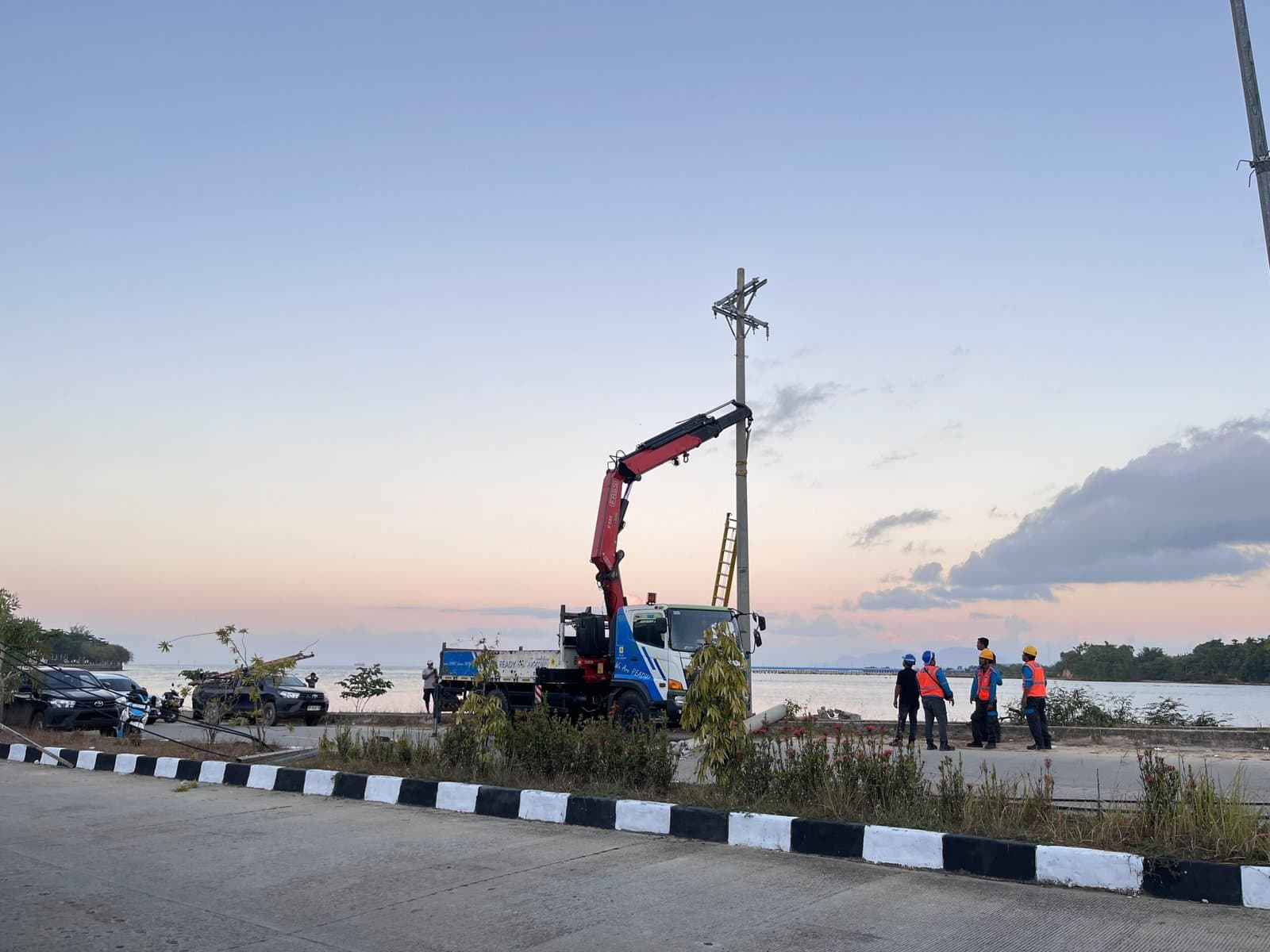 Perbaikan Tiang Listrik di Kelurahan Kessilampe Setelah Terdampak Kecelakaan